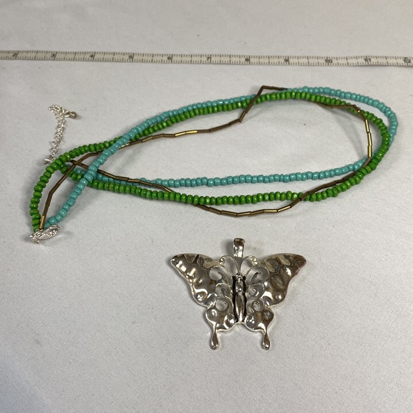 Large shiny silvertone butterfly pendant necklace - Picture 6 of 9